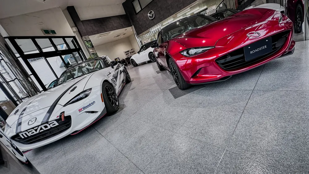 ショールームに展示されたレース仕様のロードスター