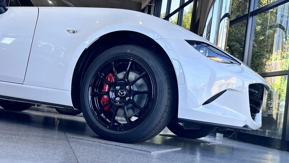 ショールームに展示された白いロードスター RSの足元