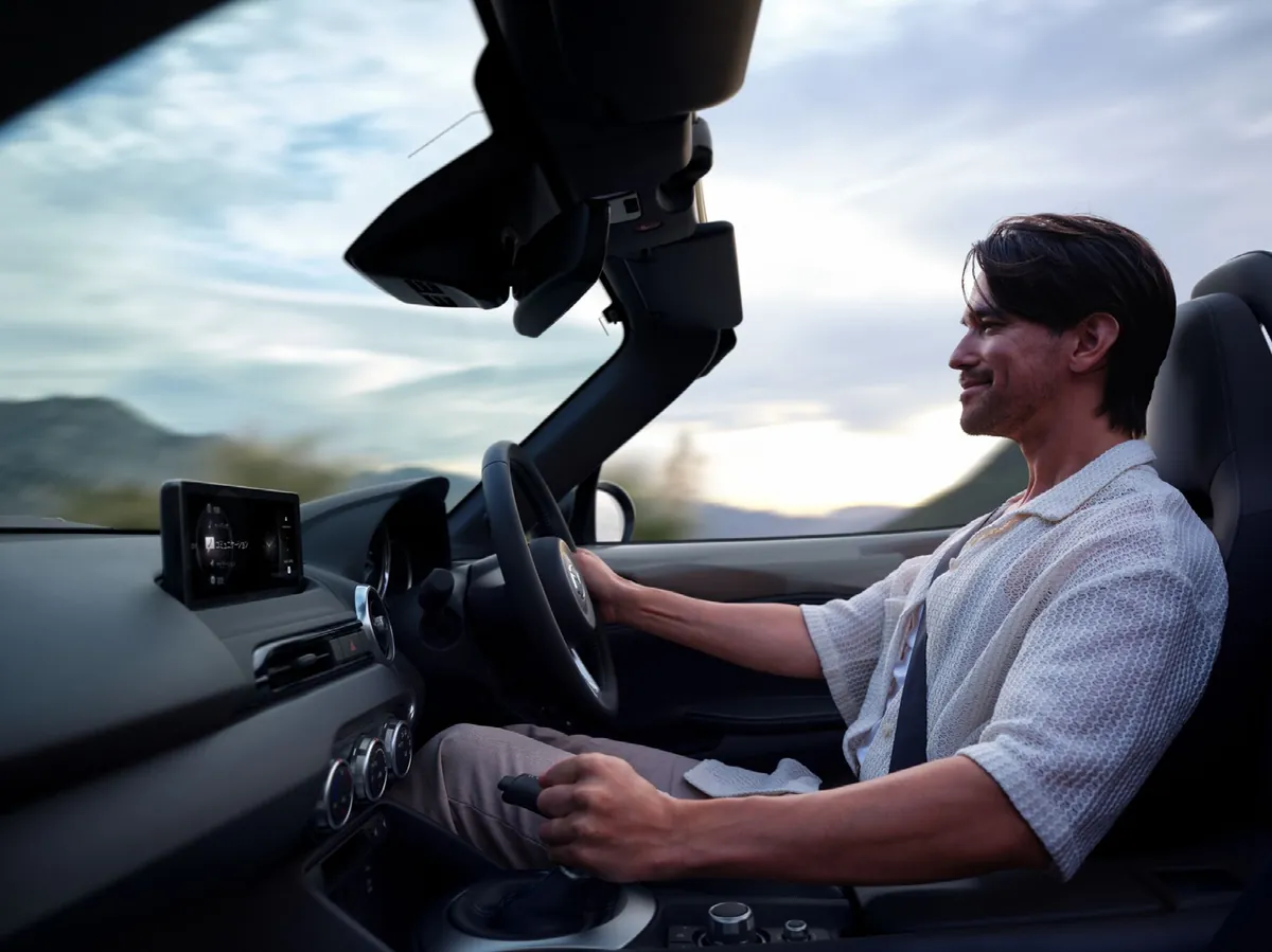ロードスターを運転する男性