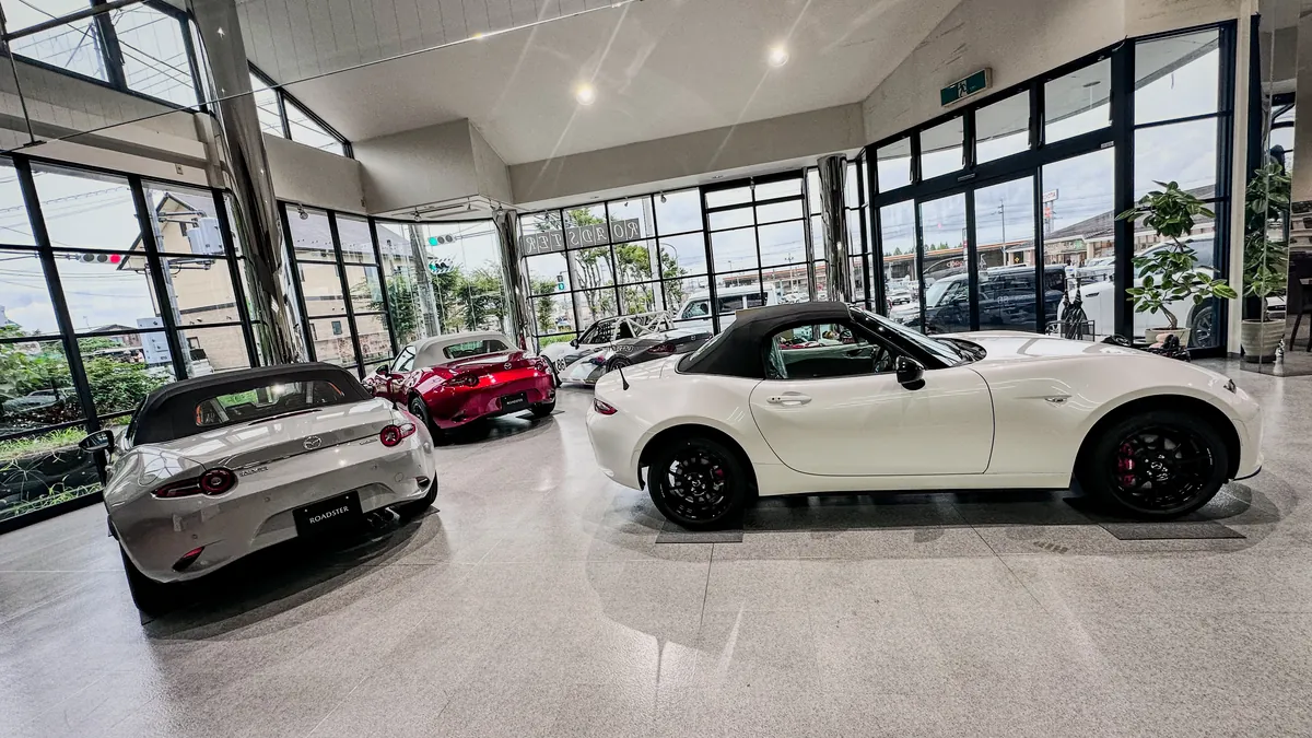 ロードスターが並ぶマツダオートザム堅田のショールーム